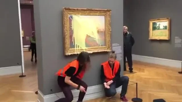 Due attivisti per il clima hanno gettato purè di patate contro un dipinto di Claude Monet