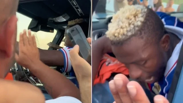 Victor Osimhen si infuria con i tifosi che lo circondano: il video