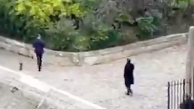 Macron ripreso mentre passeggia da solo lungo la Senna dopo la crisi di governo: cosa succede ora?