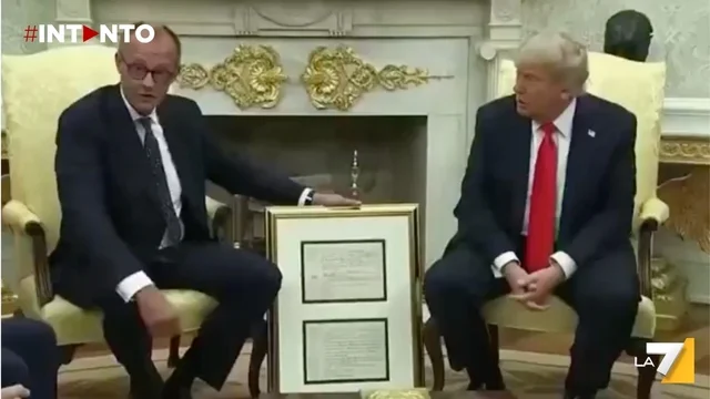 Il Cancelliere tedesco Merz consegna a Trump il certificato di nascita del nonno: "Un immigrato tedesco"