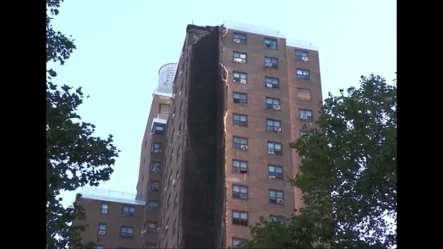 Crolla un edificio di 17 piani a New York, Bronx: il video shock