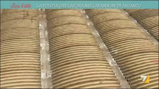 La polizia che lavora nei capannoni di amianto