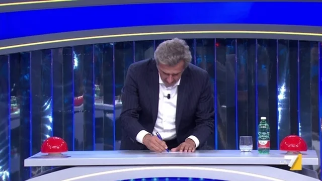 La concorrente prova a suggerire, ma Flavio reagisce così