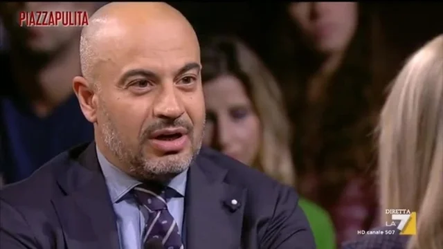 Paragone: "O si abbassano le bollette o io non voto la manovra"