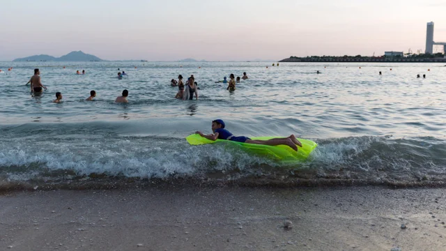 Ischia, si addormenta sul materassino e finisce al largo: paura per un giovane