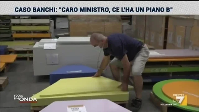 Caso banchi di scuola, l'imprenditore alla Ministra Azzolina: "Serve piano B"