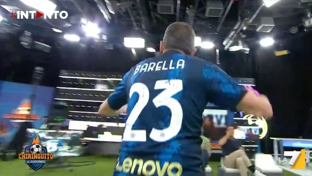 Tomás Roncero si scatena per l’Inter: balla “Sarà perché ti amo” nello studio di El Chiringuito, trasmissione pro-madridista