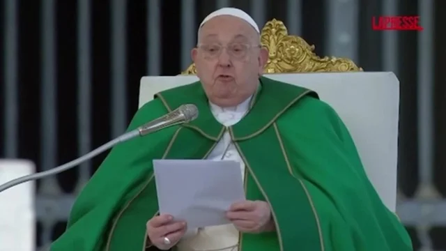 Papa Francesco visibilmente affaticato interrompe l'omelia: "Ho difficoltà a respirare"
