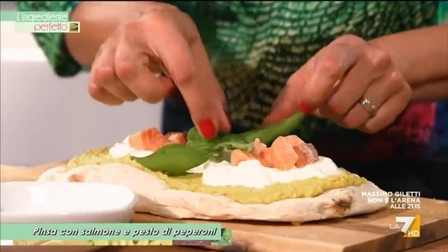 Pinsa con salmone, cavolo viola e olive cunzate