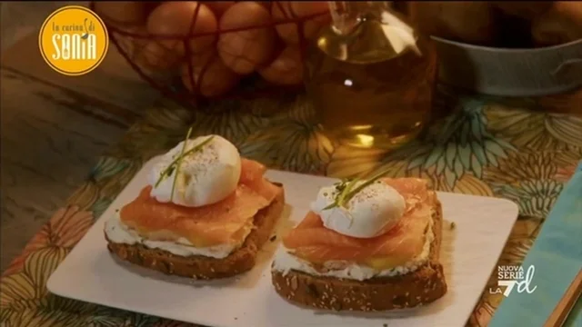 Crostone di pane con salmone e uovo pochè