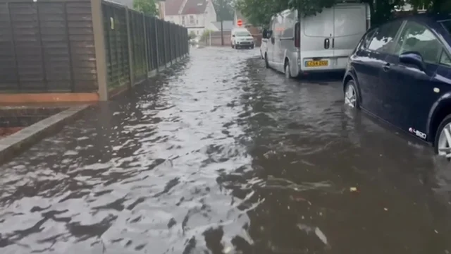 Alluvione in Inghilterra: le strade diventano fiumi - le incredibili immagini