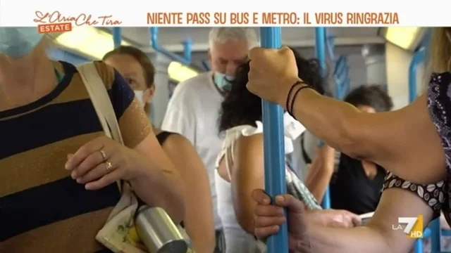 Niente pass su bus e metro, il virus ringrazia