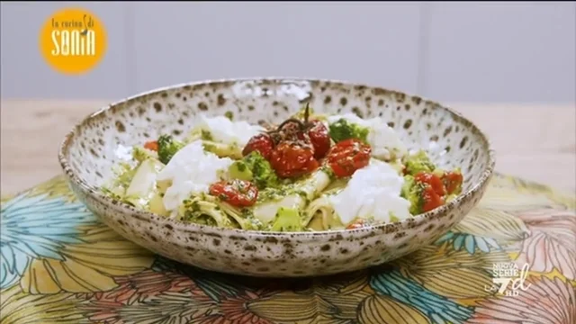 Maltagliati con pesto, pomodorini confit e burrata