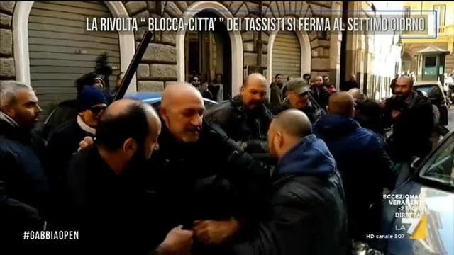 La rivolta 'blocca-città' dei tassisti si ferma al settimo giorno