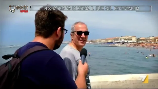 In spiaggia va in scena il quiz sul referendum