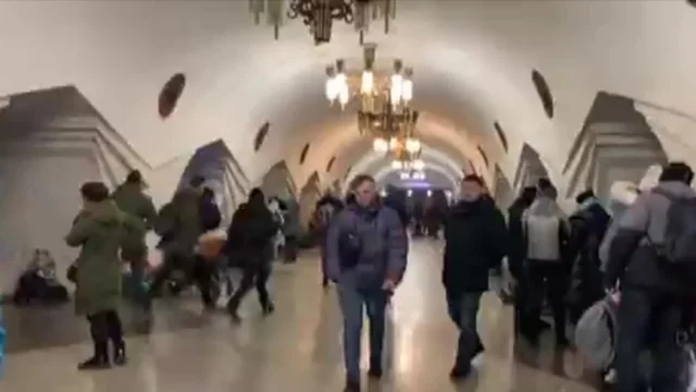 Guerra Russia-Ucraina: persone si rifugiano dagli attacchi aerei russi nella metropolitana di Kharkiv