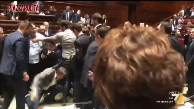 "Stanno tradendo il mandato dei cittadini comportandosi come bulli al mercato": Carlo Calenda commenta le immagini dell'aula