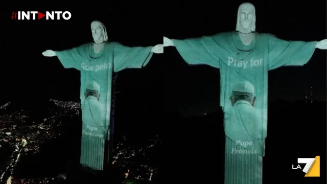 Statua del Cristo Redentore illuminata in onore di Papa Francesco