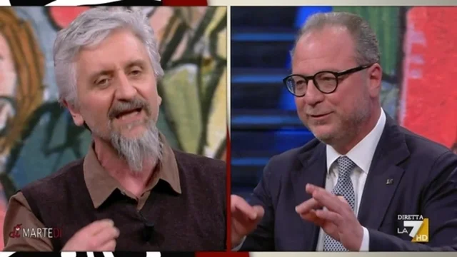 Botta e risposta tra Ascanio Celestini e Mulé: "Nessun criminale fascista è stato processato", "Neanche i partigiani..."