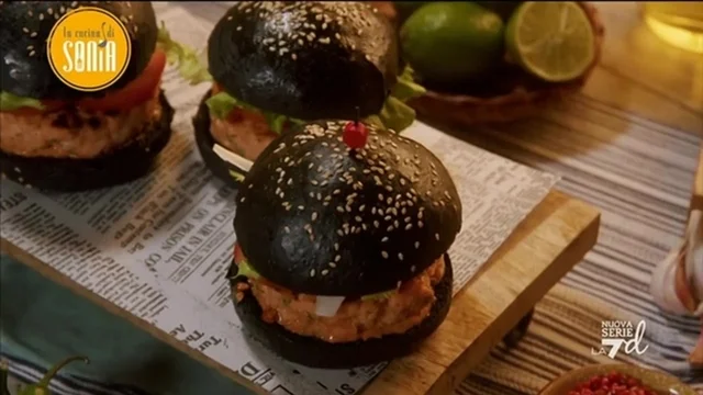 Burger di salmone con bun al carbone