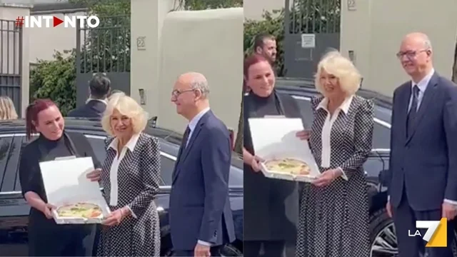 La regina Camilla accolta dagli studenti di una scuola di Roma con una pizza