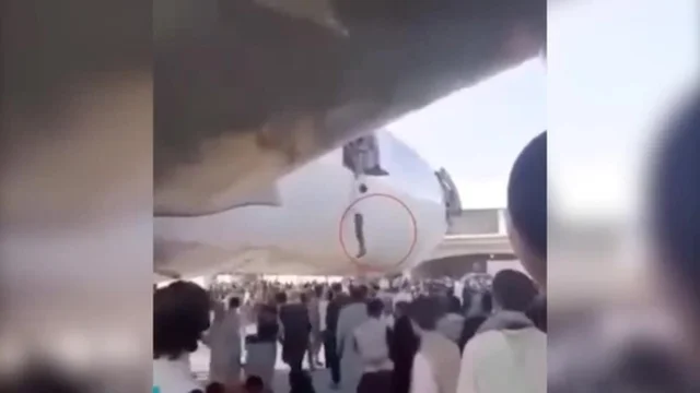 Afghanistan, un uomo si arrampica e sale sull'aereo poco prima del decollo per fuggire da Kabul