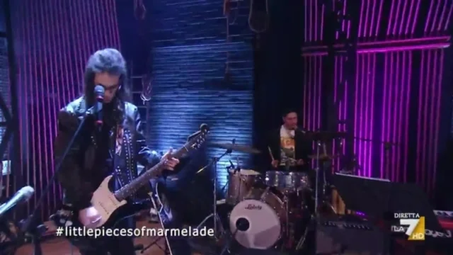 I LPOM suonano il loro singolo "One Cup of Happiness"