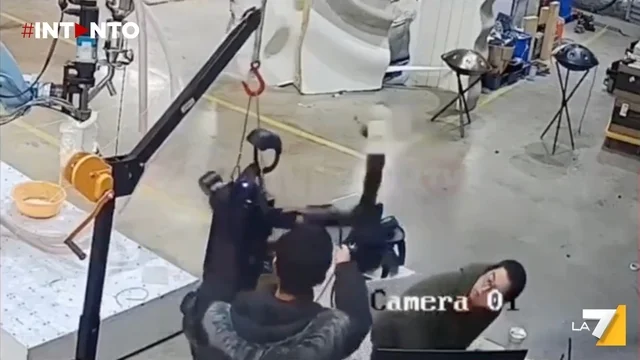 Cina, robot in tilt colpisce due ingegneri durante un test: il video fa il giro del web