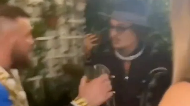 Roma, Conor McGregor incontra Johnny Depp gli offre il suo whisky