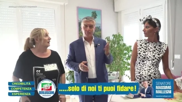 Donne stirano e passano l'aspirapolvere: lo spot elettorale del senatore di Forza Italia scatena le polemiche
