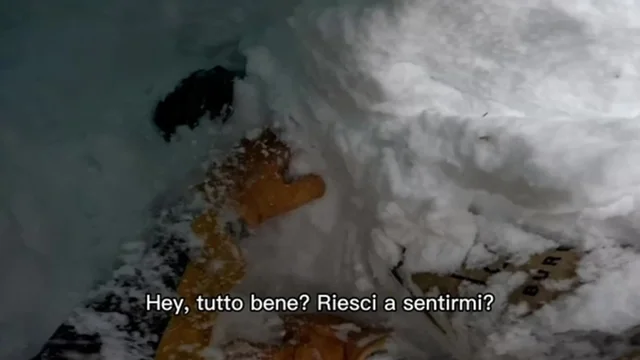 Sciatore trova un uomo sotto la neve: il video del salvataggio