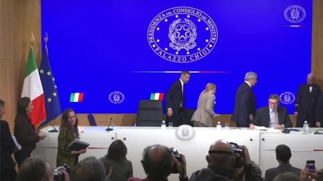 Meloni lascia la conferenza stampa: “Siamo fuori tempo massimo”, resta solo Giorgetti