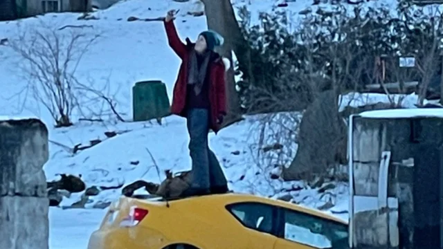 Si fa un selfie mentre la sua auto affonda nel ghiaccio: il video è virale