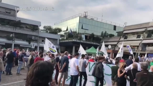 Torbole Casaglia, cacciatori contestano Matteo Salvini: "Buffone, buffone!"
