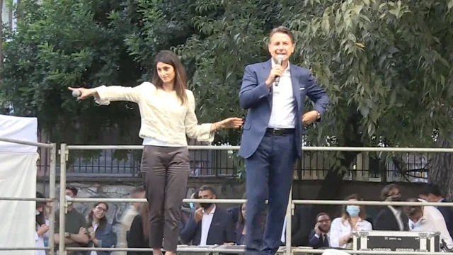 Roma, scontro tra Conte e un contestatore: "Non si scaldi, se vuole laggiù c'è il banchetto della Lega"