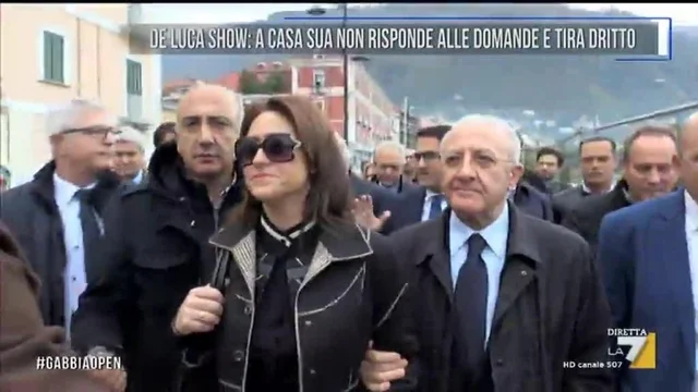 De Luca show: a casa sua non risponde alle domande e tira dritto