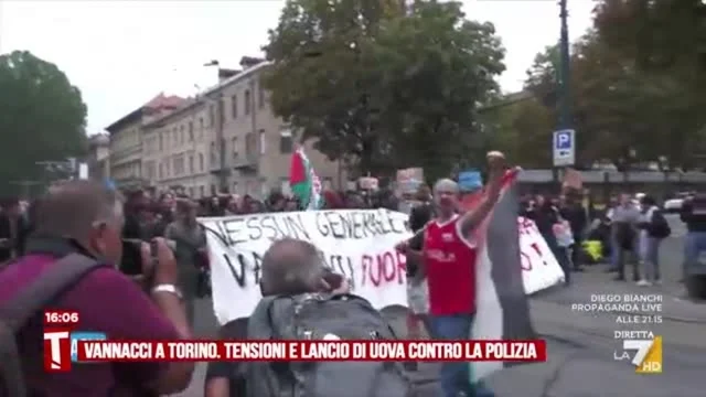Torino, uova contro Vannacci, Piccolotti: "Non condanno le contestazioni"