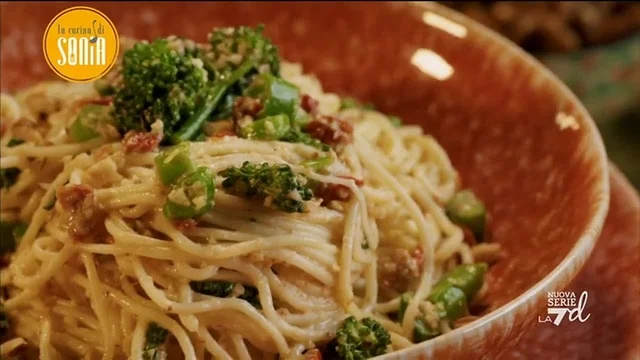 Spaghetti al pesto di noci, broccoletti e pomodori secchi