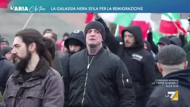 La galassia nera sfila per la remigrazione
