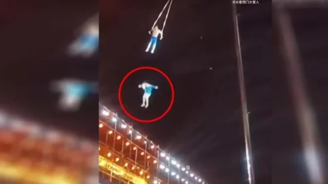 L'acrobata manca la presa: le immagini della tragedia