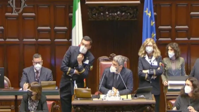 Via libera alla Manovra alla Camera, proteste di FdI. Fico: "Non siamo allo stadio"