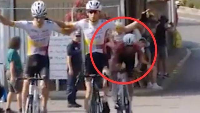 Vogliono tagliare il traguardo abbracciati ma qualcosa va storto: il video è virale