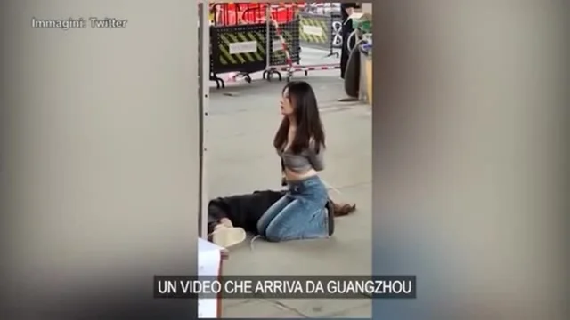 Cina, due donne senza mascherine inginocchiate e portate via di forza: il video