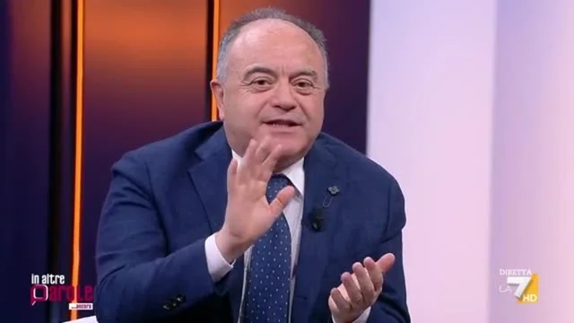 Gratteri si rivolge agli spettatori: “È questa la telecamera? Vi tranquillizzo, sto spesso in TV ma lavoro tanto e dormo poco”