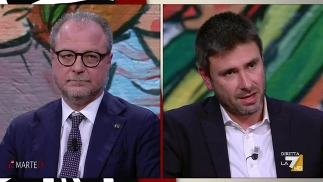 Legge bavaglio, Di Battista: "Questa porcata non sarebbe passata senza Renzi e Calenda"