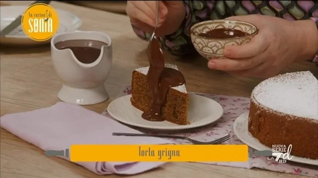 Torta Grigna con salsa al cioccolato