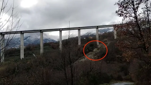 Frana la terra sotto un viadotto in Irpinia: il video pubblicato sui social