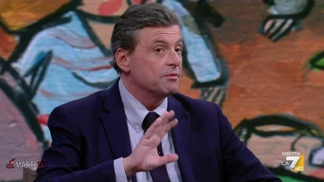 Calenda: "Non è decoroso che Meloni debba rispondere delle azioni del padre"