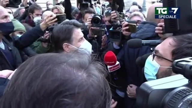 "Hai rotto i c...", il premier Conte interrotto da un contestatore. Ma gli insulti erano rivolti a Matteo Renzi