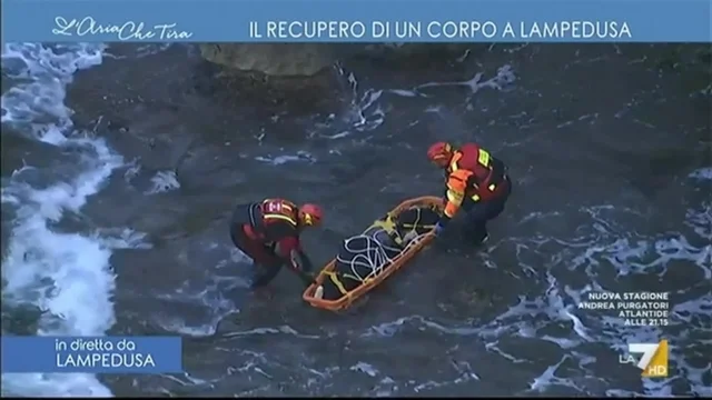 Lampedusa, corpo recuperato in diretta: le drammatiche immagini a L'Aria Che Tira